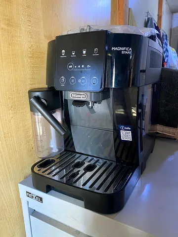 Delogina free standing coffee machine