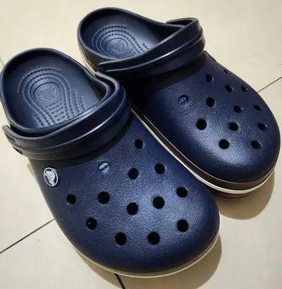Original crocs clog size 8- good as new