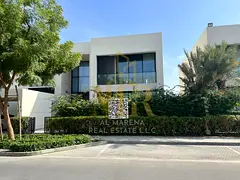 A stunning villa overlooking the golf course, featuring a super-modern design, 5 master bedrooms, 85