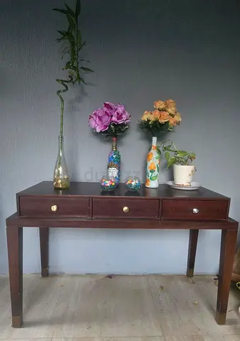 Table / dressing table