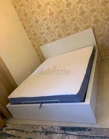 IKEA hydraulic king‑size bed (180 × 200 cm) with  IKEA mattress