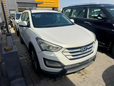 Hyundai Santa’s 2015 white color GCC calen car