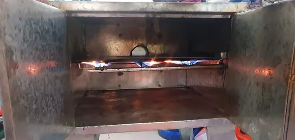 Excellent Oven with Large Capacity – Perfect for Baking Trays and Pastry Lovers
