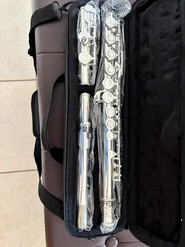 Branded JP (John Packer) flute from UK.  Beautiful Silver Flute Set in excellent condition