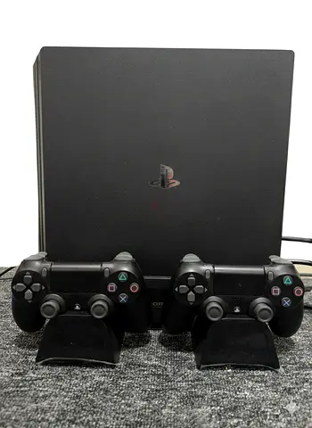 للبيع جهاز PlayStation 4 Pro سعة 1 تيرا بحالة ممتازة ونظيف جدًا، استخدام شخصي وخفيف، بدون أي أعطال.