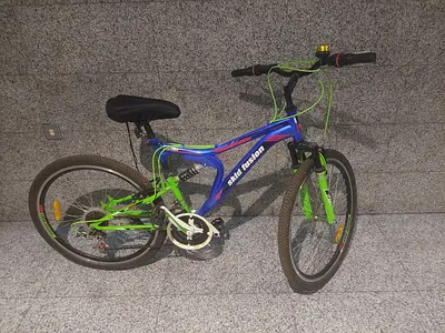 Excellent condition bicycle with chair cushion, and bike lock