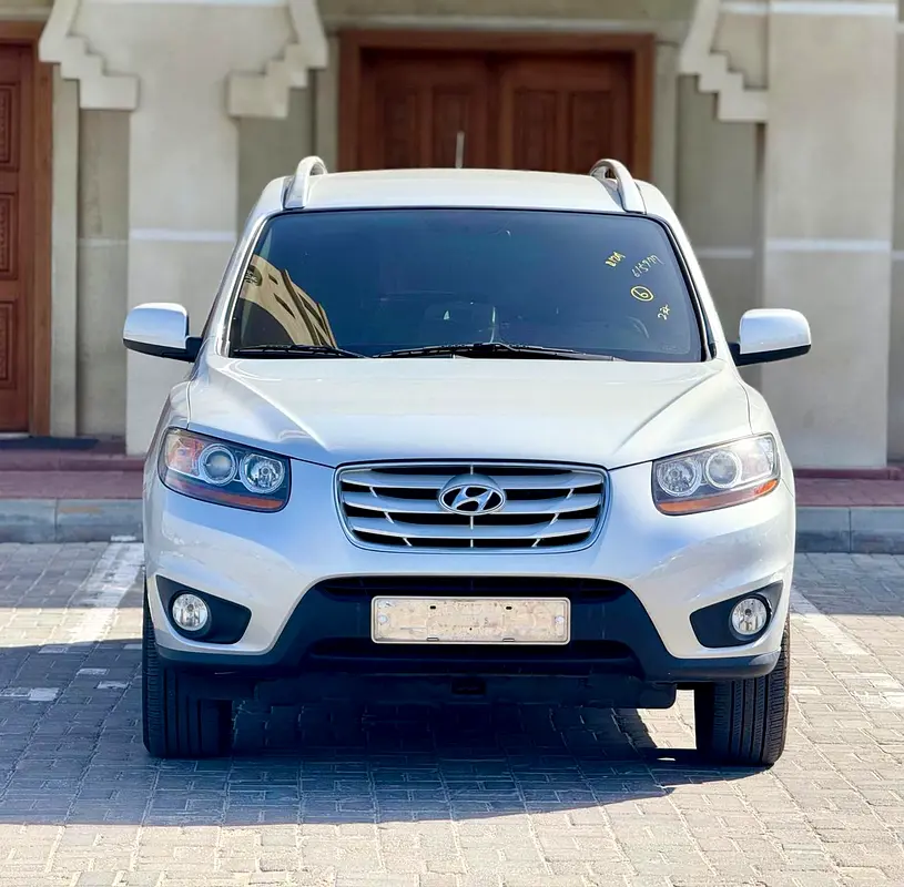 Hyundai Santa Fe 2011 — photo 1 of 12