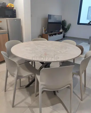Stylish Round Dining Table with 6 Chairs