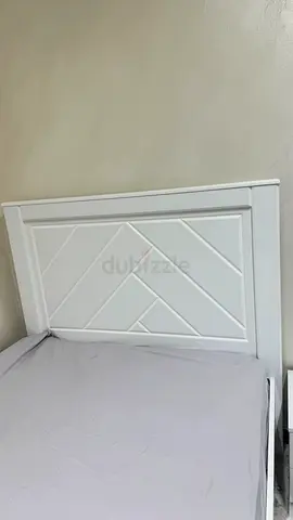 سرير خشب ابيض بحاله ممتازه