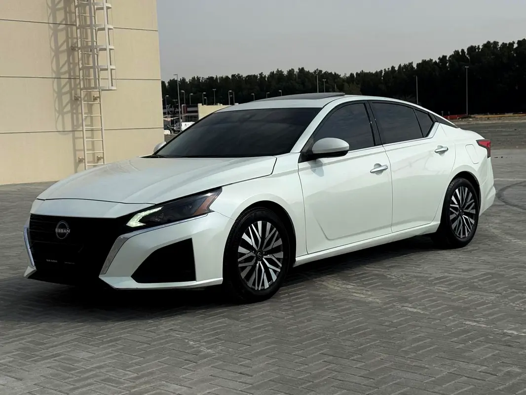 Nissan Altima 2023 — photo 1 of 18