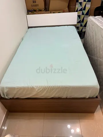 Comfortable Queen Size Bed with Stylish Wooden Frame and mattress