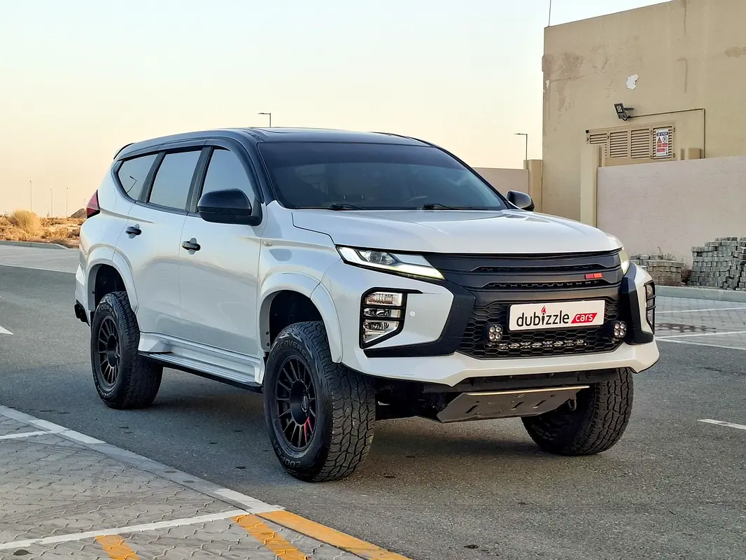 Mitsubishi Montero Sport 2020 — photo 1 of 15