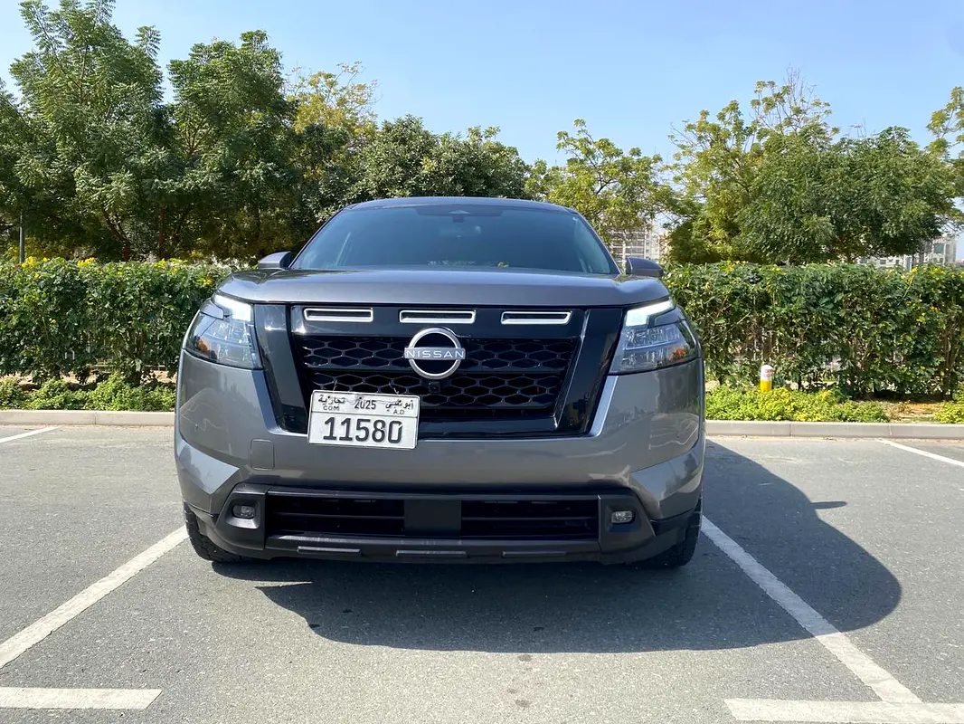 Nissan Pathfinder 2024 — photo 1 of 12