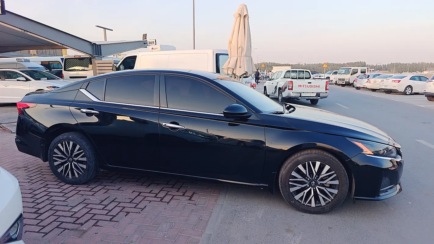 Nissan Altima 2023 — photo 1 of 16