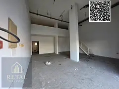 Shop for rent on the street, suitable for a car garage or any other activity.