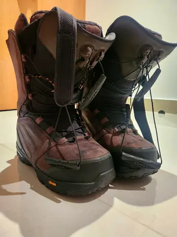 Snowboard shoes