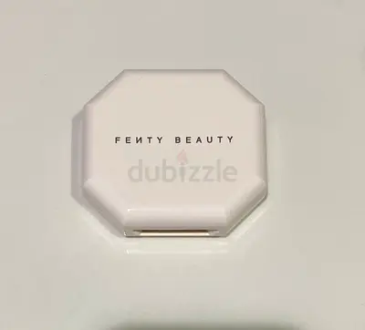 Fenty Beauty foundation Powder in shade 220 light medium