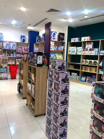 رفوف خشبية لمحل تجاري + تجهيزات كاملة