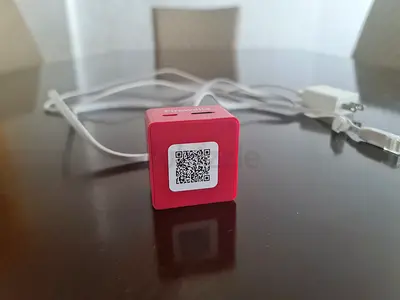 جهاز Firewalla Red مع كابل إيثرنت ومحول طاقة/Firewalla Red  with Ethernet cable and Power adapter.