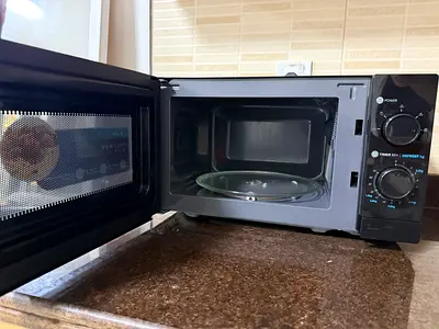 Midea Easy Control Microwave - 20L, 700W