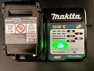 Makita DC40RA XGT 3-Pin. Battery and Charger Set