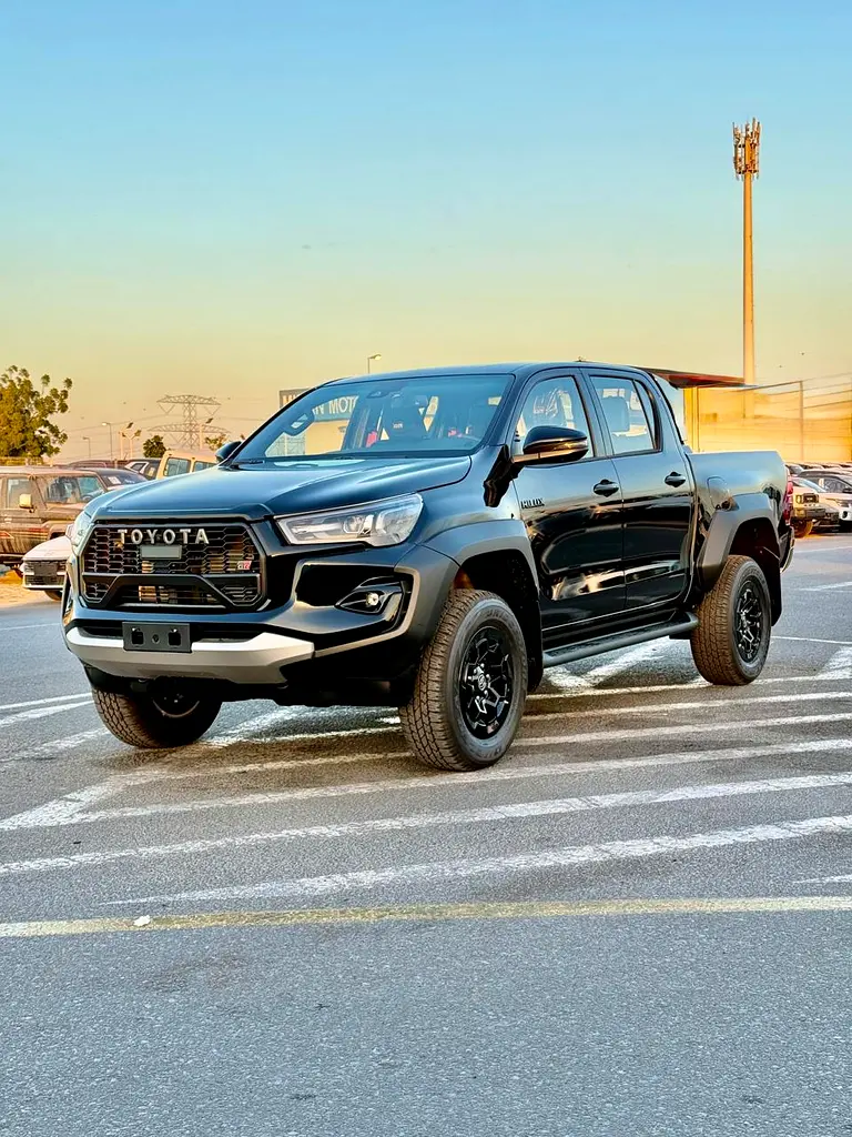 Toyota Hilux 2025 — photo 1 of 19