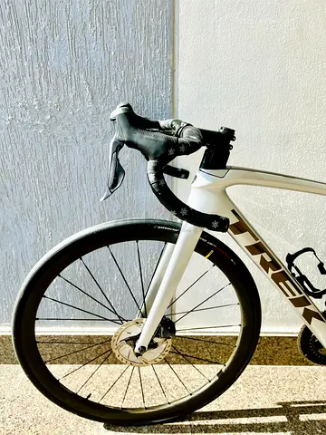 Trek Emonda-Full Carbon Road Bike- Shimano-11 speed ultegra-di2 Carbon wheels and carbon handles