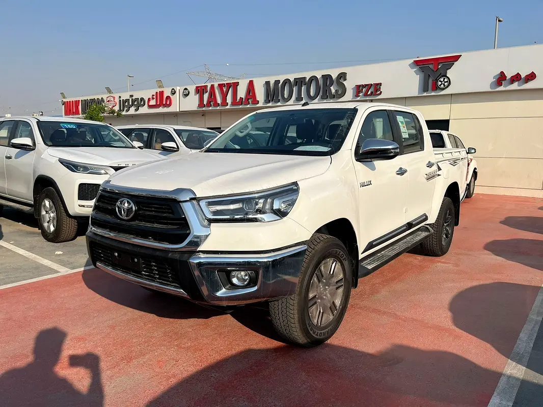 Toyota Hilux 2025 — photo 1 of 15