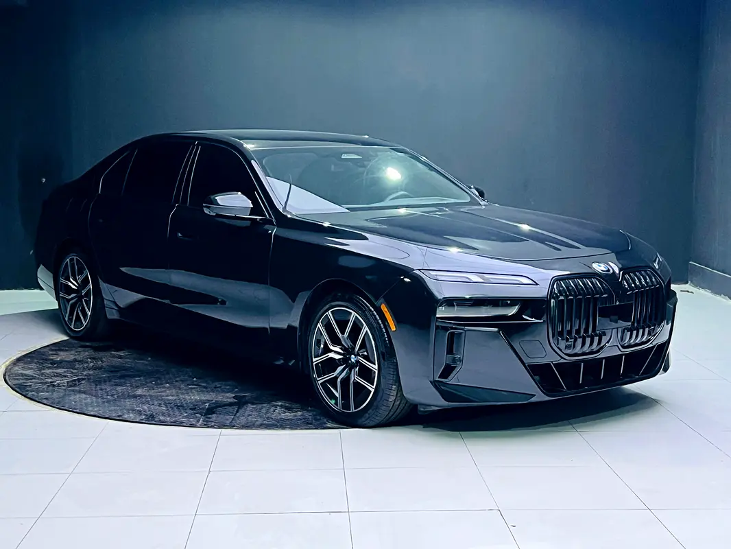 BMW 7-Series 2024 — photo 1 of 11