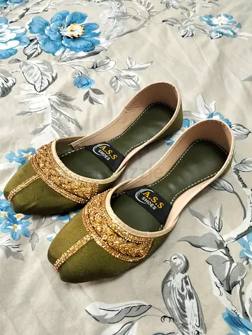 Brand new kids girls woman shoes for size 35-36 Location Al barsha 1