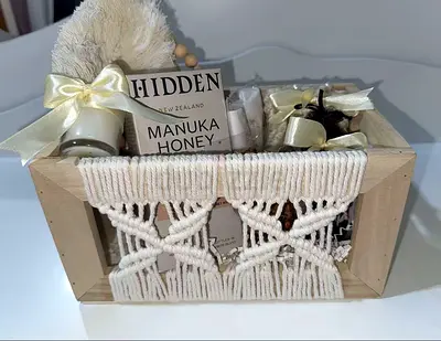 Beautiful Gift Basket with Manuka Honey and Decor