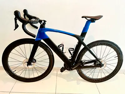 Trek Madone-SL07- Full carbon aerodynamic road bike Shimano-ultegra-11 -speed disc brake