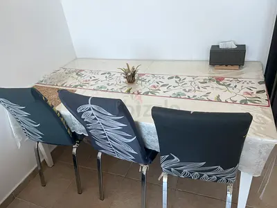 Stylish extendable  Dining Table with Modern Chairs