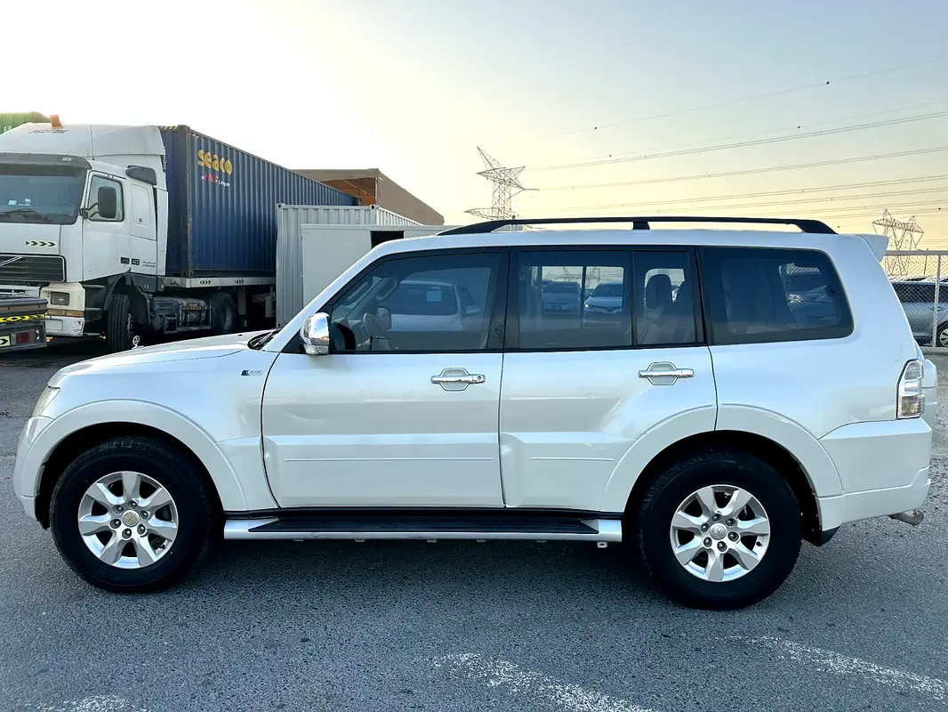 Mitsubishi Pajero 2014 — photo 1 of 8