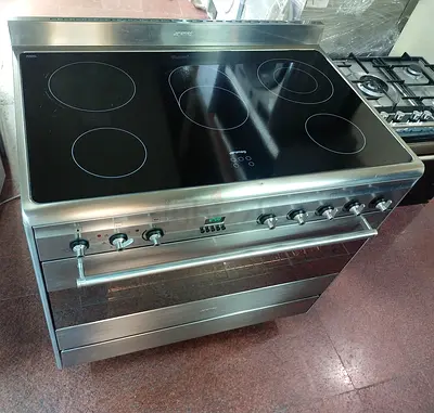 Smeg 5 Zone Full Electric Ceramic Cooker Range. Made Italy. Size 90×60Cm