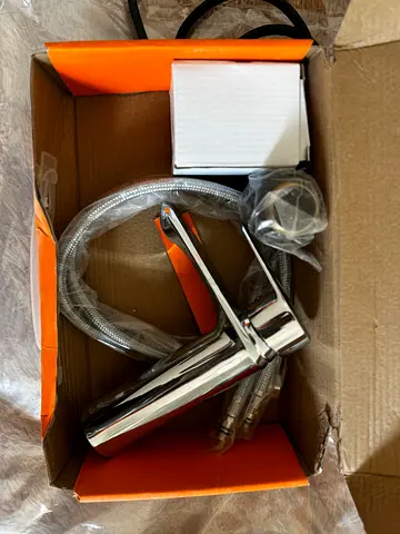 Basin mixer tap with pop up