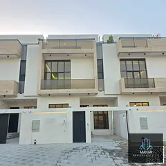 Built-up Area: 3,300 sq ft Bedrooms: 5 spacious bedrooms Bathrooms: 7 modern bathrooms Majlis: Elega