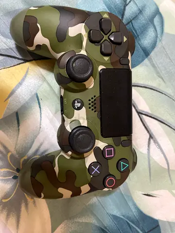 Camouflage PS4 Controller / used but it doesn’t have any issues or stick drift