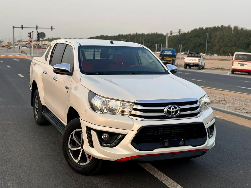 Toyota Hilux 2018 — photo 1 of 9
