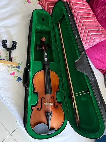 Beautiful Violin with Case  Wall mount - Perfect Condition