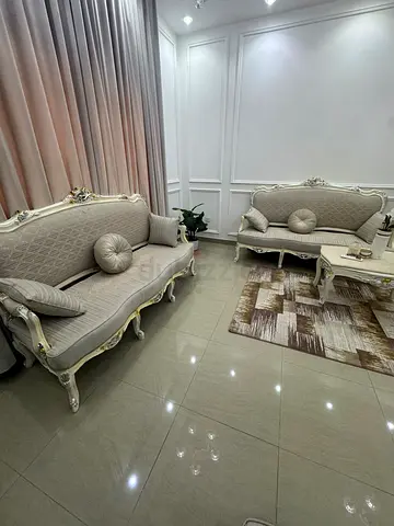 كنب كلاسيك فاخر بحالة ممتازة في رأس الخيمة