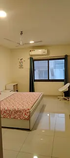SINGLE ROOM AVAILABLE FOR EXECUTIVE BACHELOR (ONLY ONE PERSON ALLOWED ) IN AL KARAMA, DUBAI