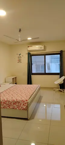 SINGLE ROOM AVAILABLE FOR EXECUTIVE BACHELOR (ONLY ONE PERSON ALLOWED ) IN AL KARAMA, DUBAI