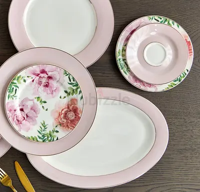 BRAND NEW** Daphne 77-piece porcelain dinner set - serves 12