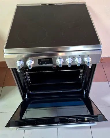Whirlpool electric ceramic cooker latest model very good condition new model 60/60cm
