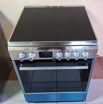 Whirlpool electric ceramic cooker latest model very good condition new model 60/60cm