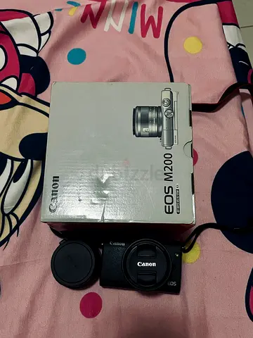 Very Clean - Canon EOS M200 with box and mount adapter EF-EOS M