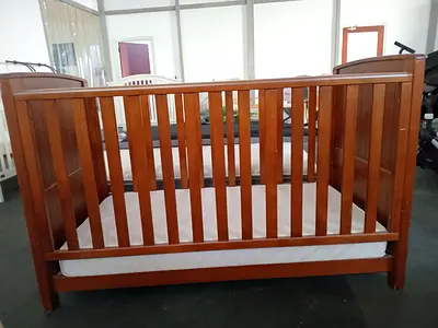 CHILDRENS WOODEN CRIB