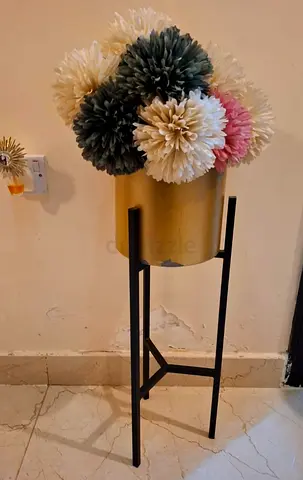 Stylish Flower Stand with Decorative Blooms
