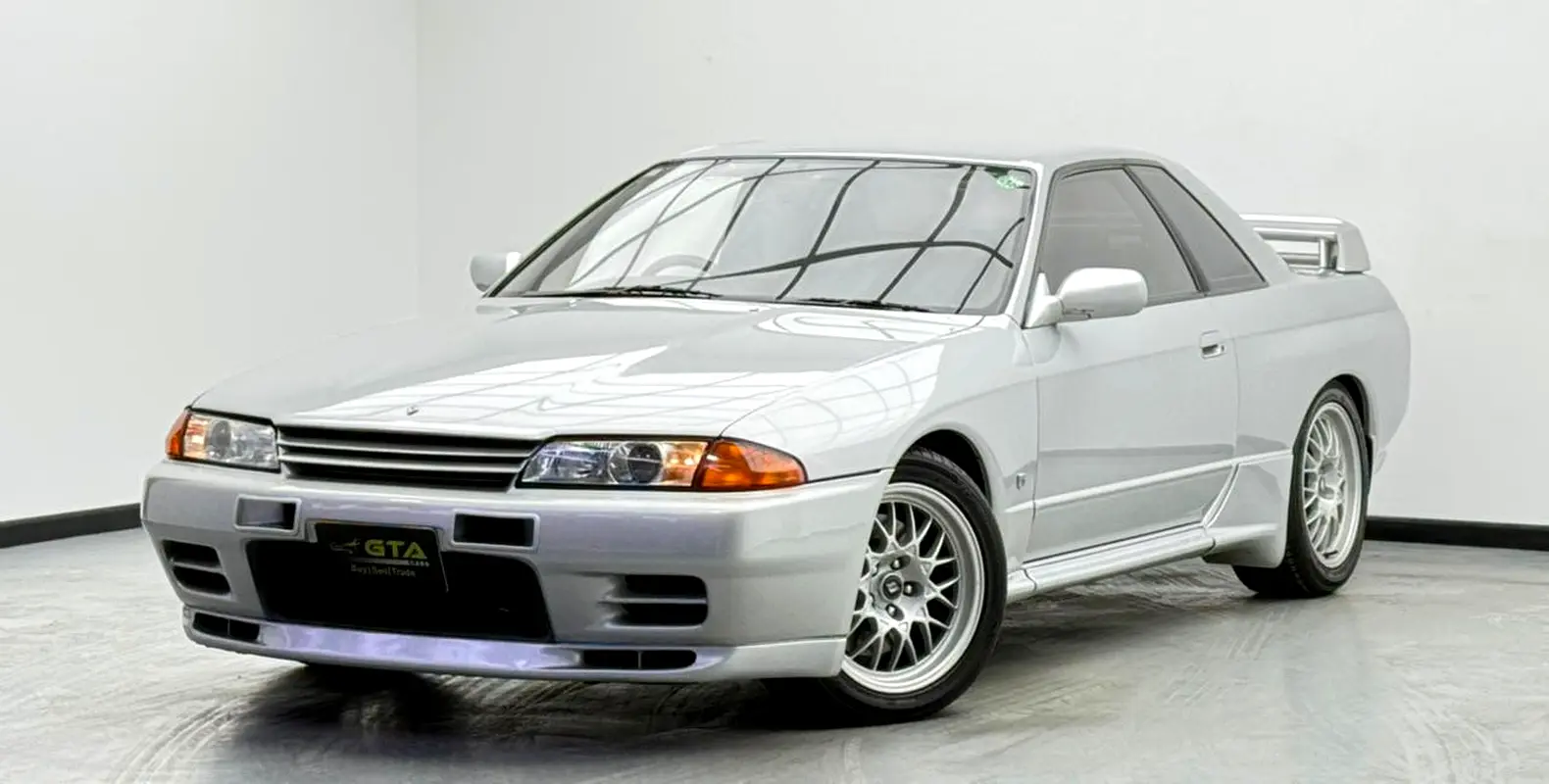 Nissan Skyline 1993 — photo 1 of 15
